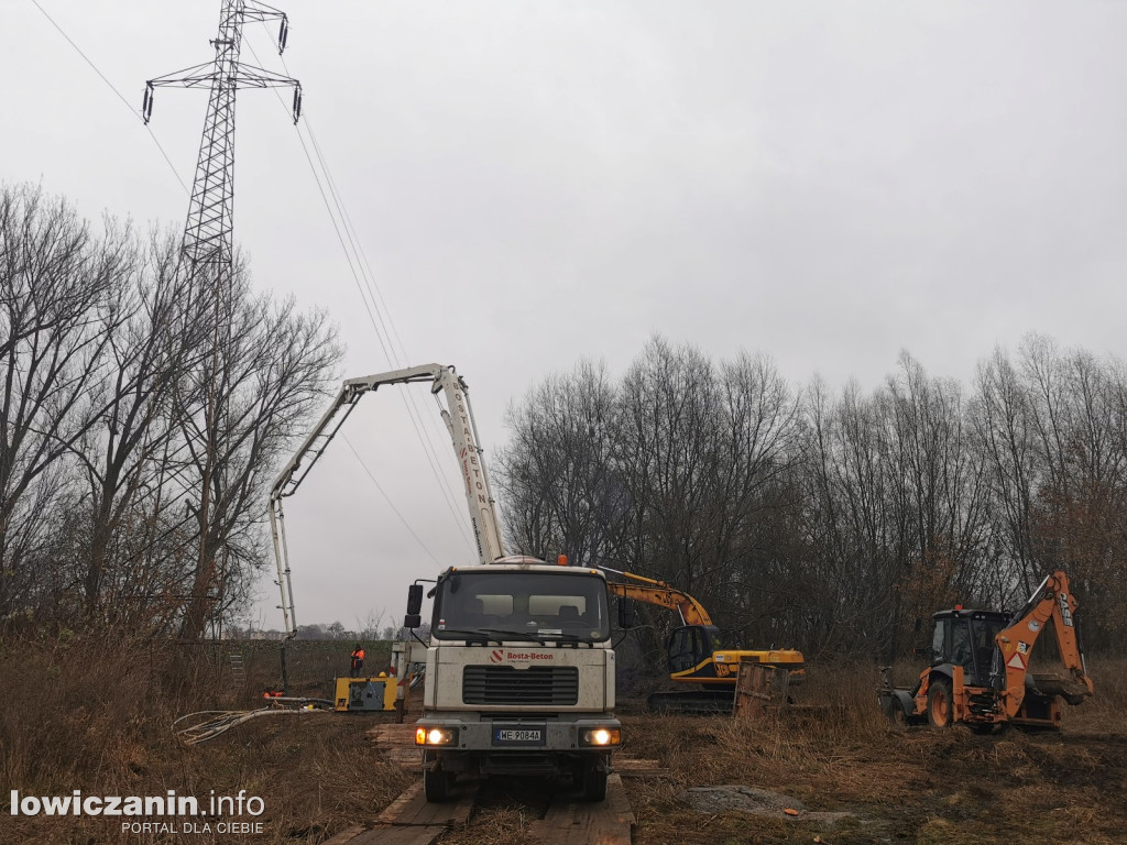 Prace na łowickich Błoniach, stare słupy znikną