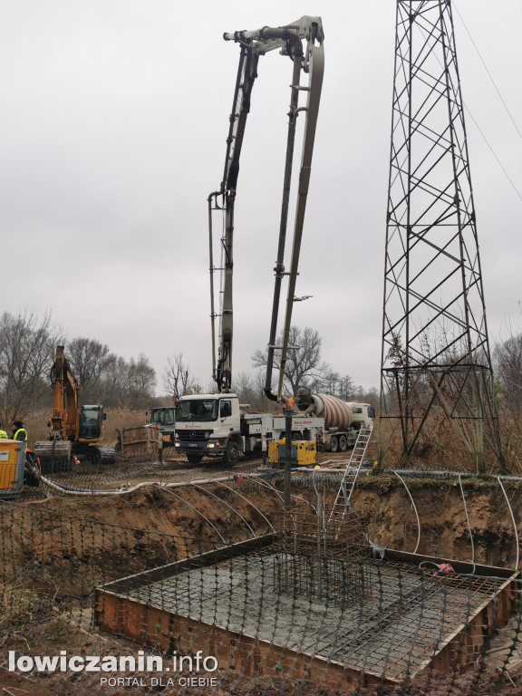 Prace na łowickich Błoniach, stare słupy znikną
