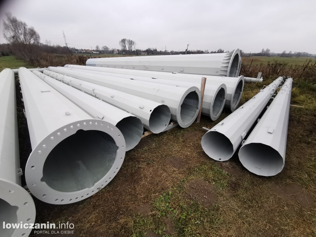 Prace na łowickich Błoniach, stare słupy znikną