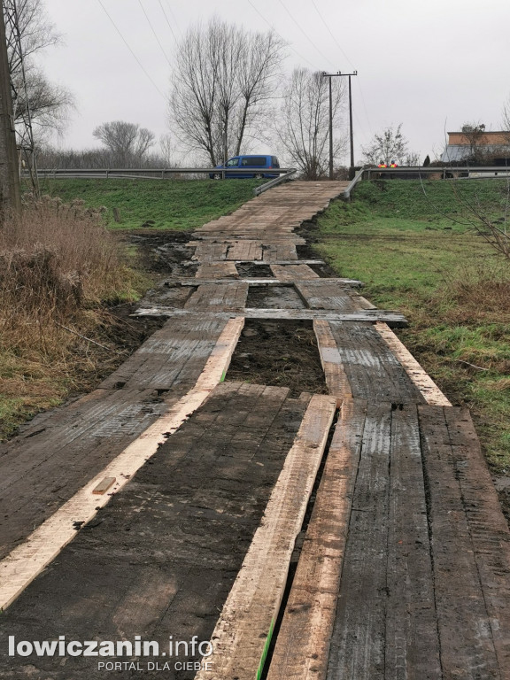 Prace na łowickich Błoniach, stare słupy znikną