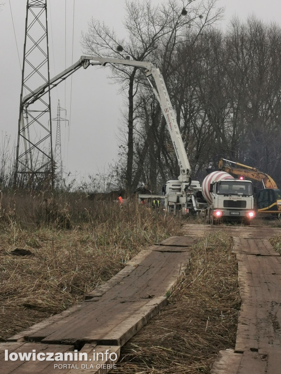 Prace na łowickich Błoniach, stare słupy znikną