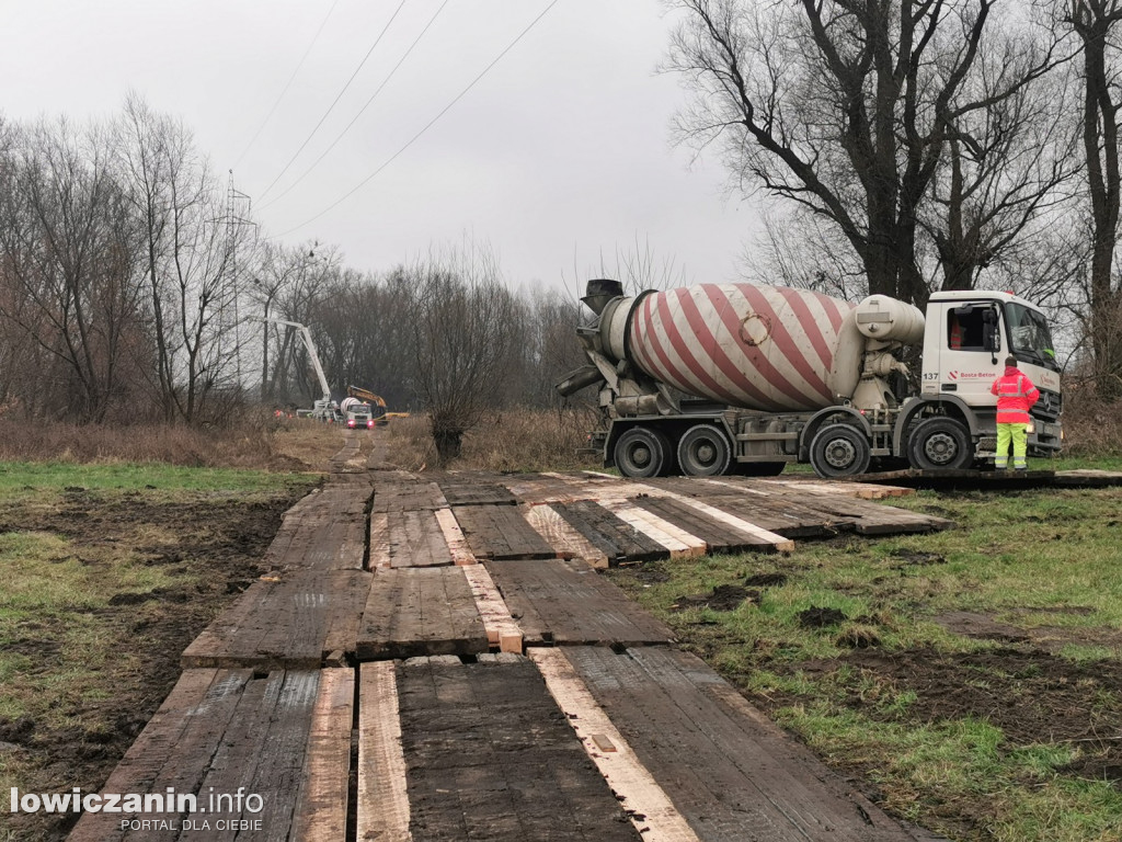 Prace na łowickich Błoniach, stare słupy znikną