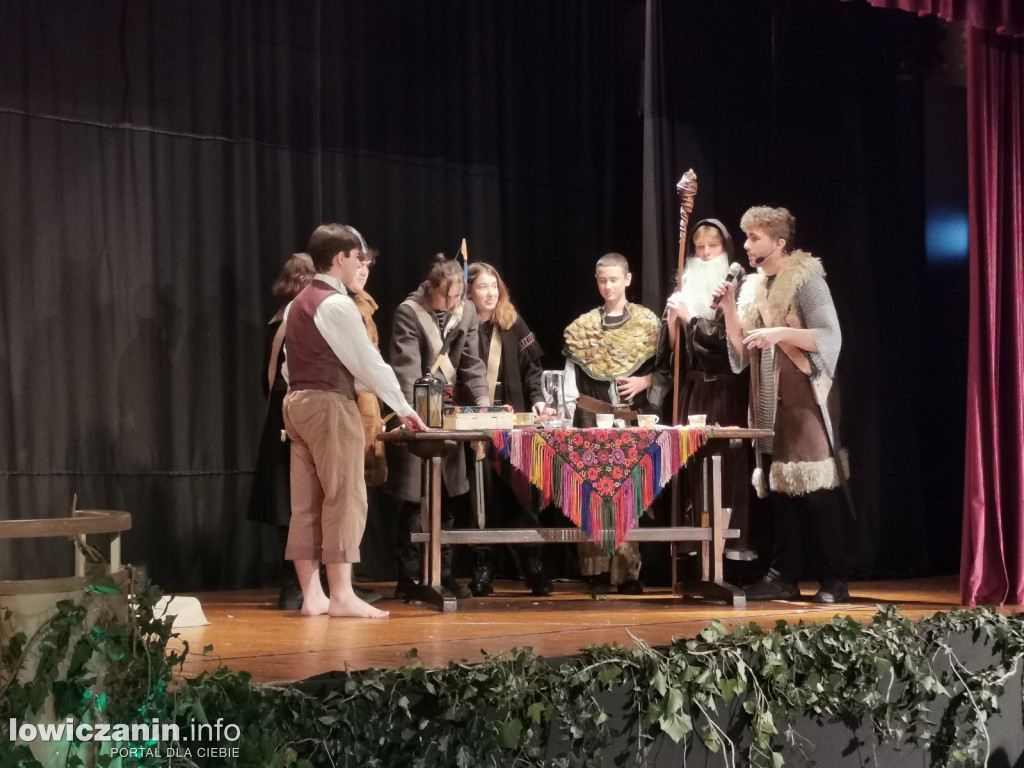 Skoła pijarska w Łowiczu - przedstawienie Hobbit...