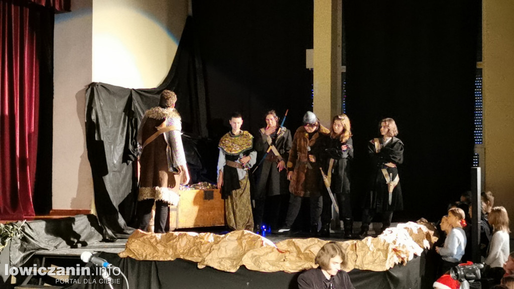 Skoła pijarska w Łowiczu - przedstawienie Hobbit...