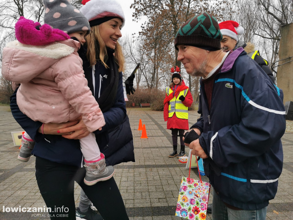 Mikołajkowy parkrun na łowickich błoniach.
