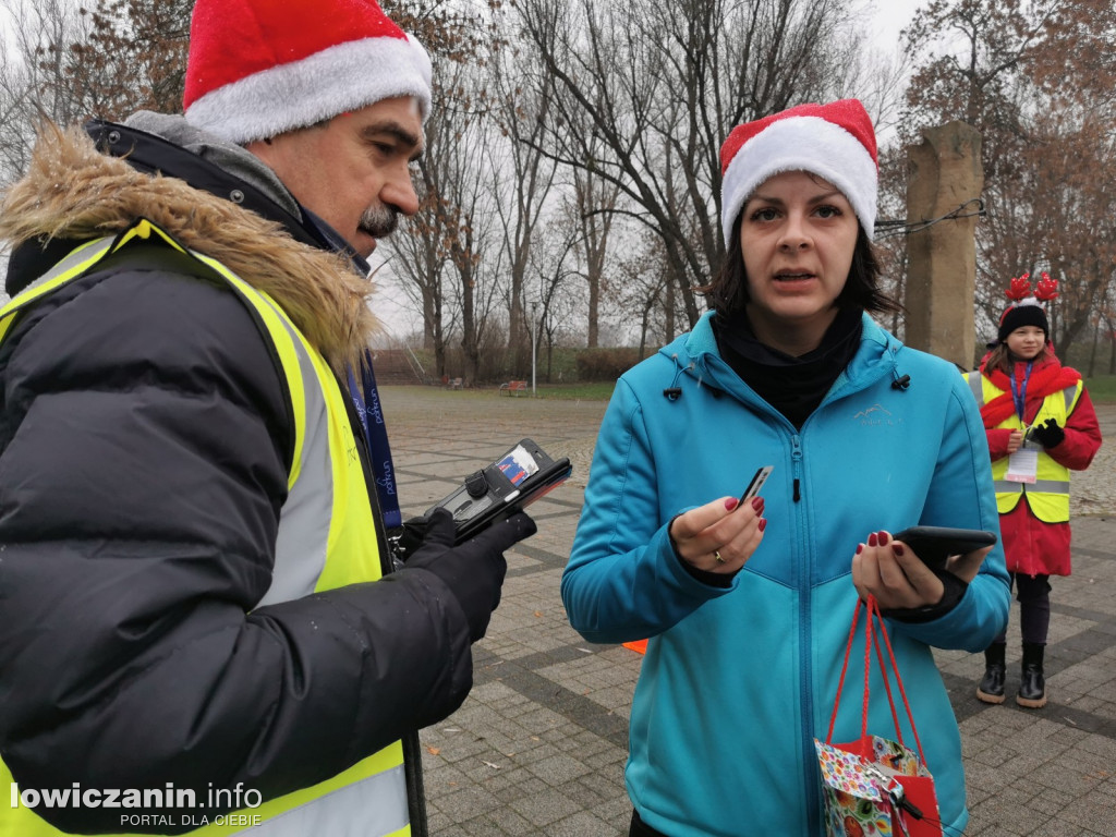 Mikołajkowy parkrun na łowickich błoniach.