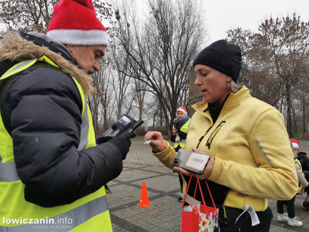 Mikołajkowy parkrun na łowickich błoniach.