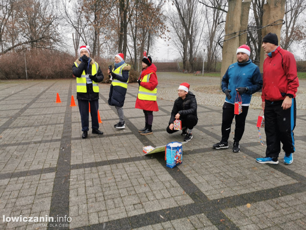 Mikołajkowy parkrun na łowickich błoniach.