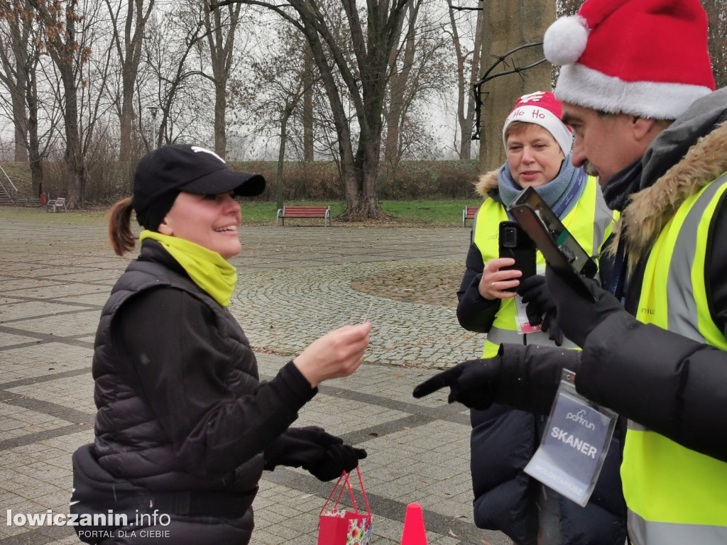 Mikołajkowy parkrun na łowickich błoniach.