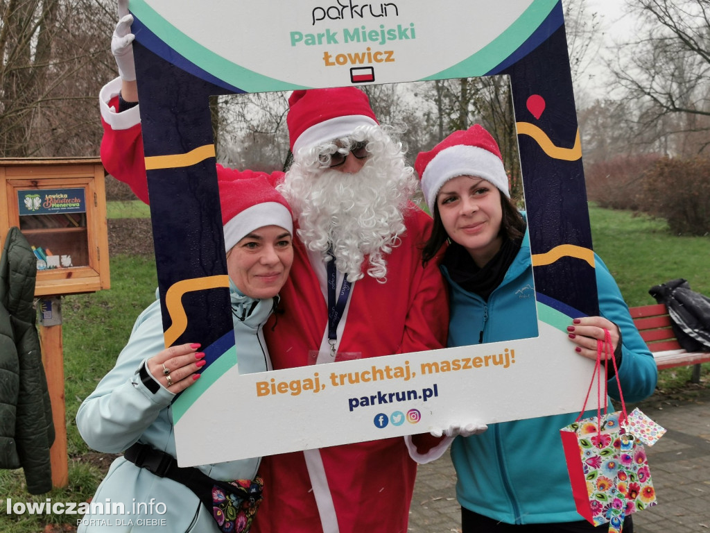 Mikołajkowy parkrun na łowickich błoniach.