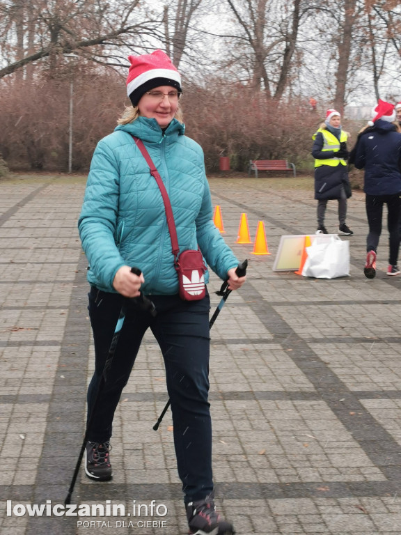 Mikołajkowy parkrun na łowickich błoniach.