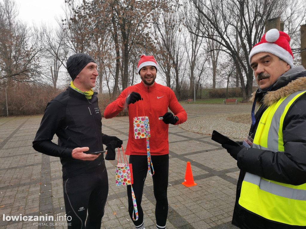 Mikołajkowy parkrun na łowickich błoniach.