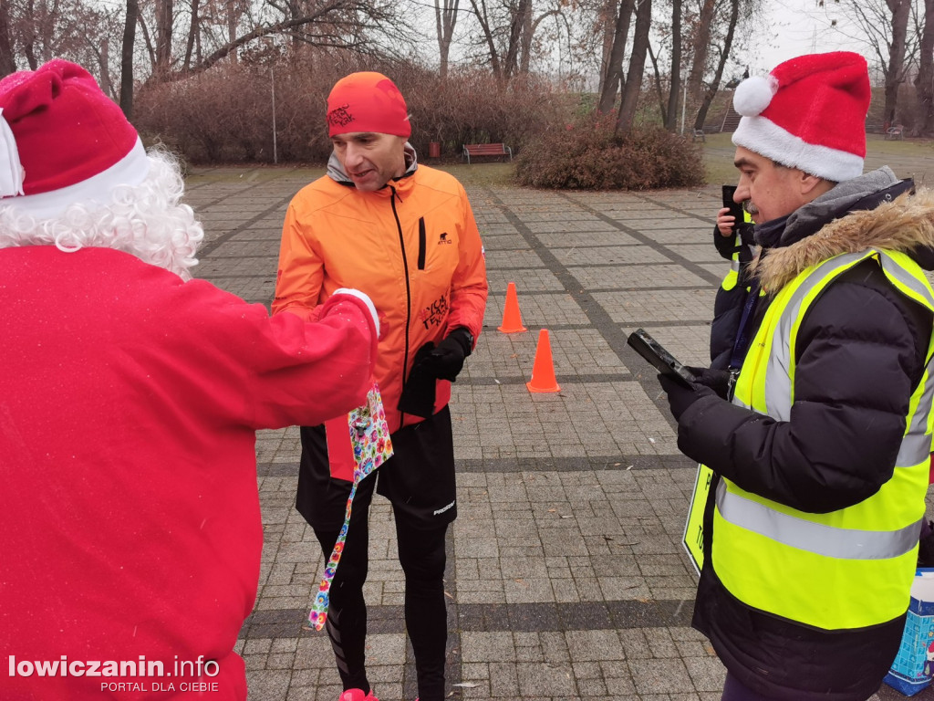 Mikołajkowy parkrun na łowickich błoniach.