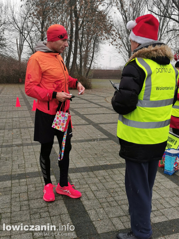 Mikołajkowy parkrun na łowickich błoniach.