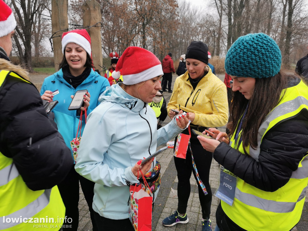 Mikołajkowy parkrun na łowickich błoniach.