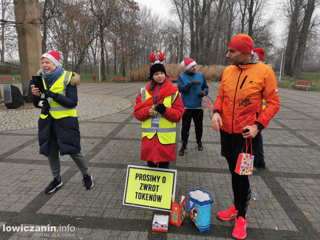 Mikołajkowy parkrun na łowickich błoniach.