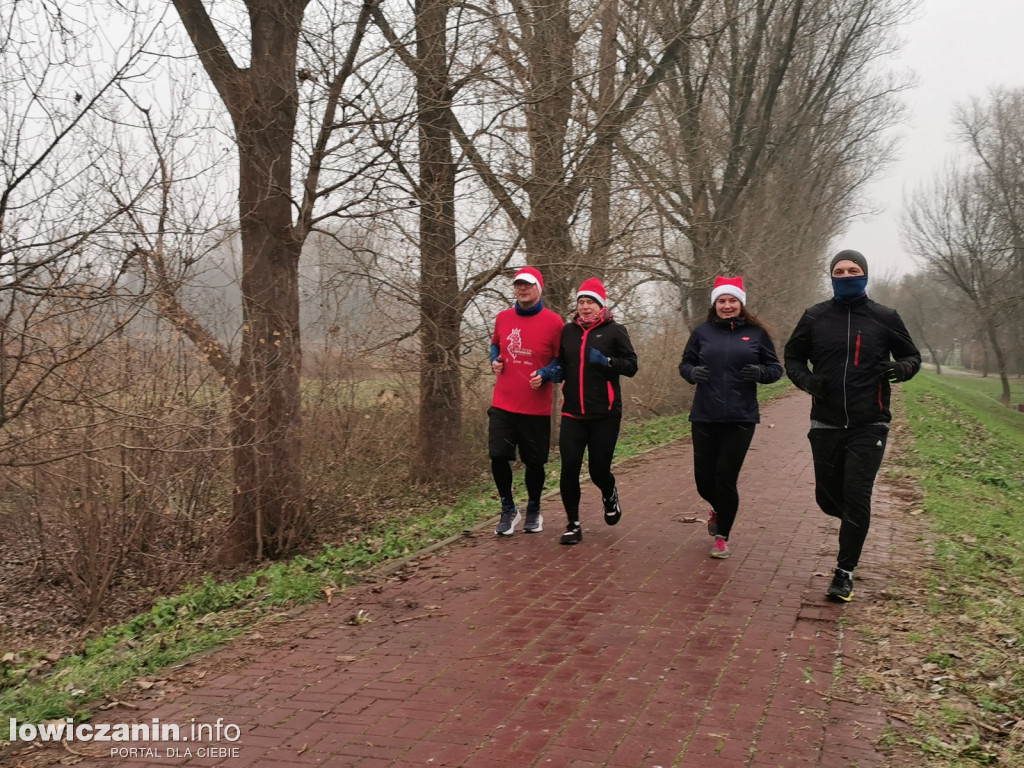Mikołajkowy parkrun na łowickich błoniach.