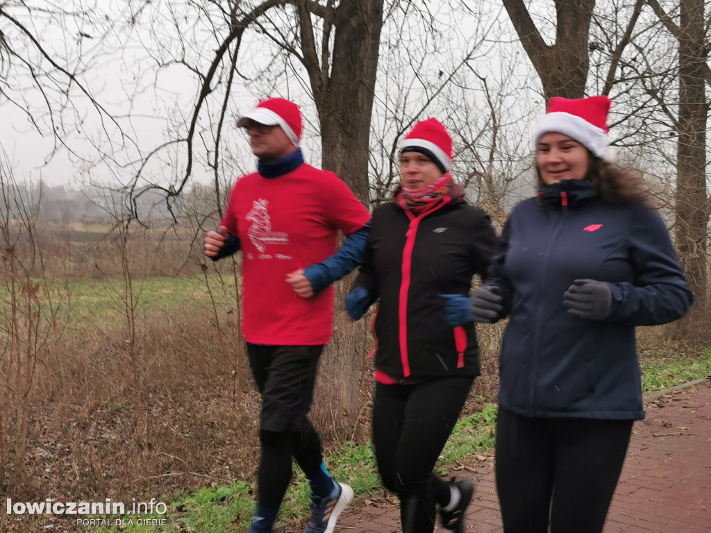 Mikołajkowy parkrun na łowickich błoniach.