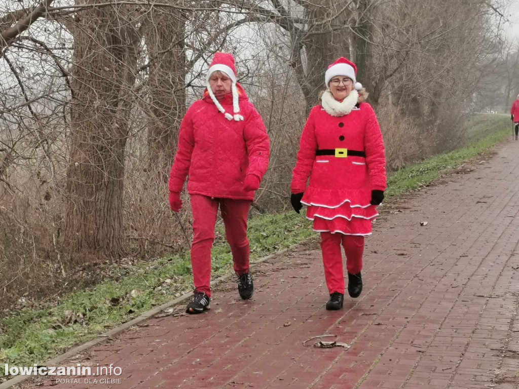 Mikołajkowy parkrun na łowickich błoniach.