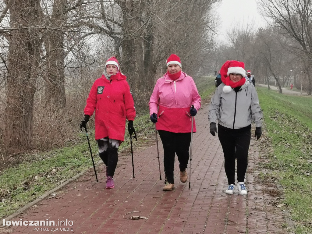 Mikołajkowy parkrun na łowickich błoniach.