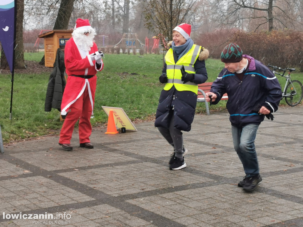 Mikołajkowy parkrun na łowickich błoniach.