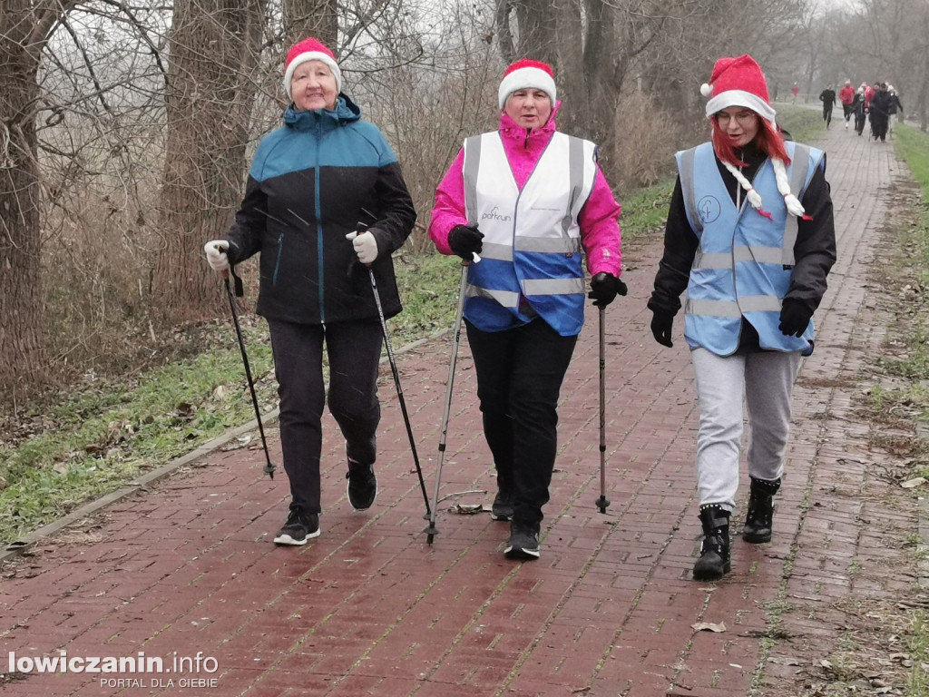 Mikołajkowy parkrun na łowickich błoniach.