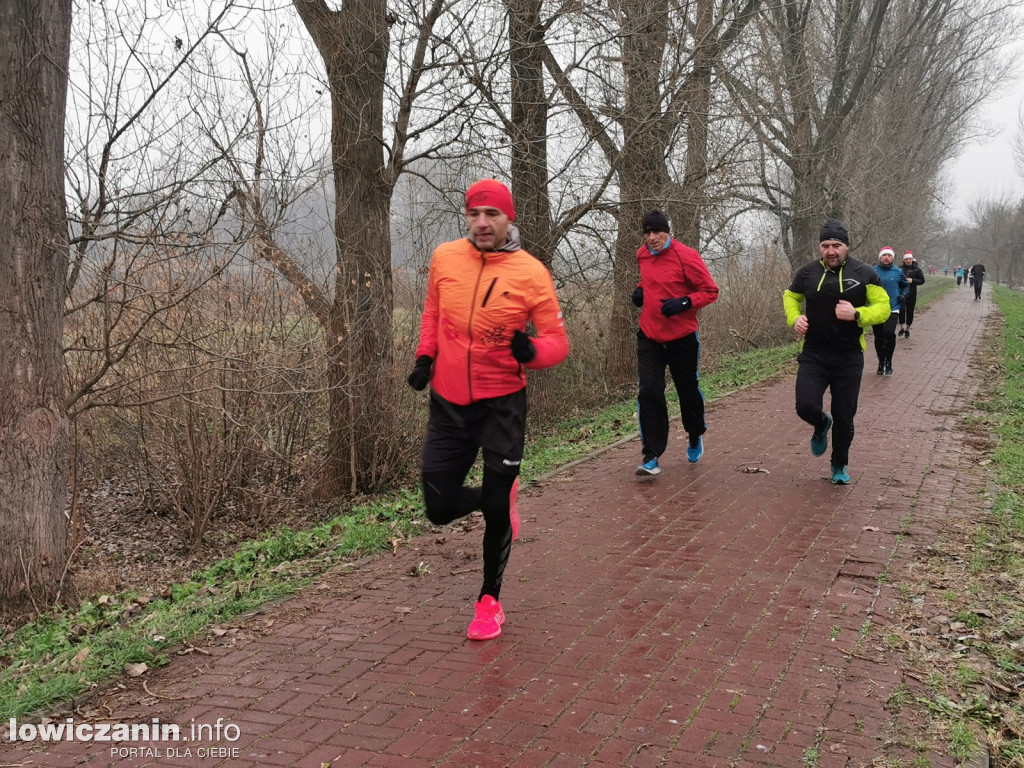 Mikołajkowy parkrun na łowickich błoniach.