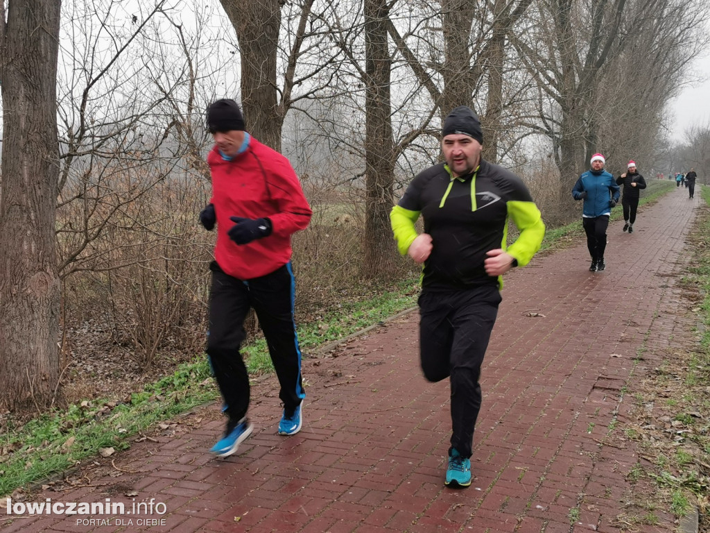 Mikołajkowy parkrun na łowickich błoniach.