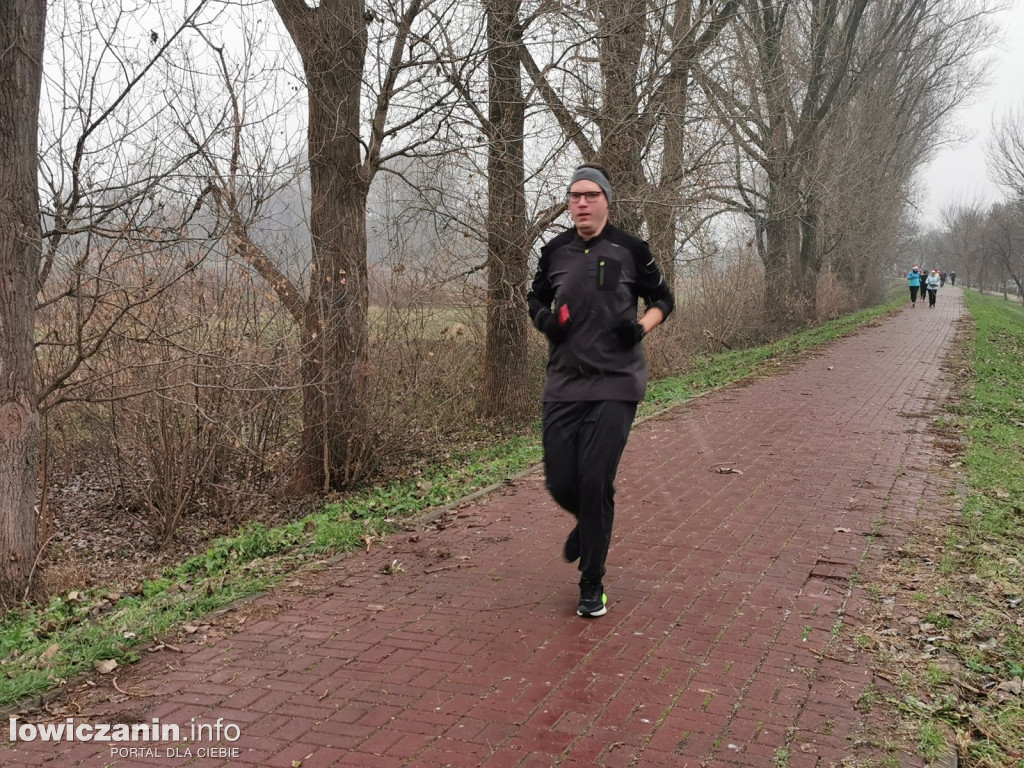 Mikołajkowy parkrun na łowickich błoniach.