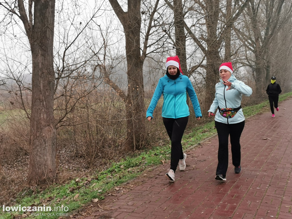 Mikołajkowy parkrun na łowickich błoniach.