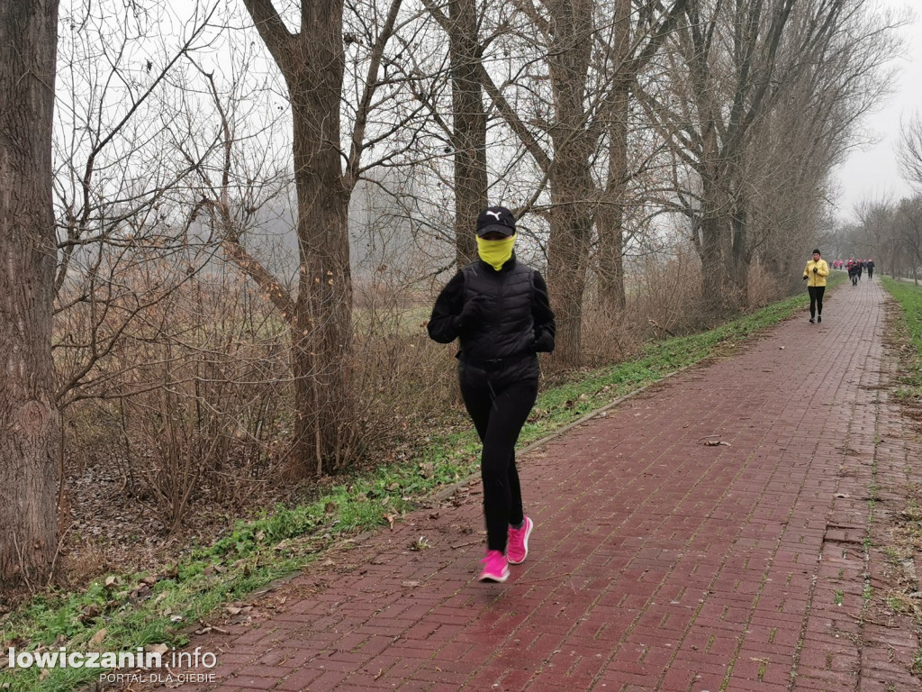 Mikołajkowy parkrun na łowickich błoniach.