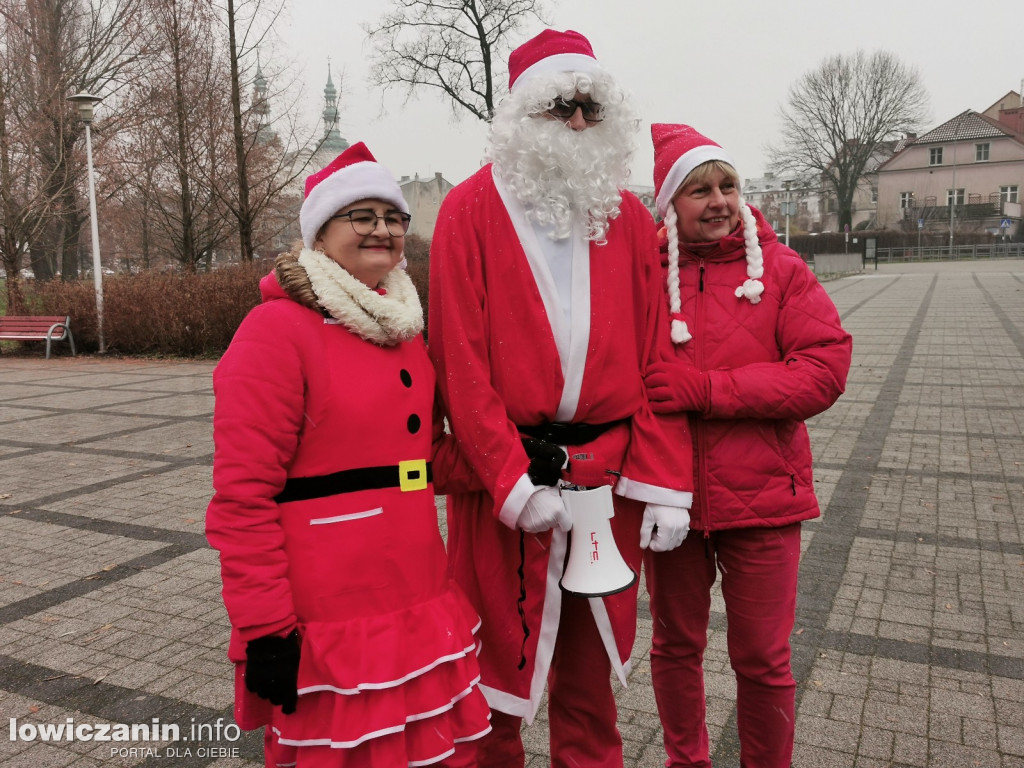 Mikołajkowy parkrun na łowickich błoniach.