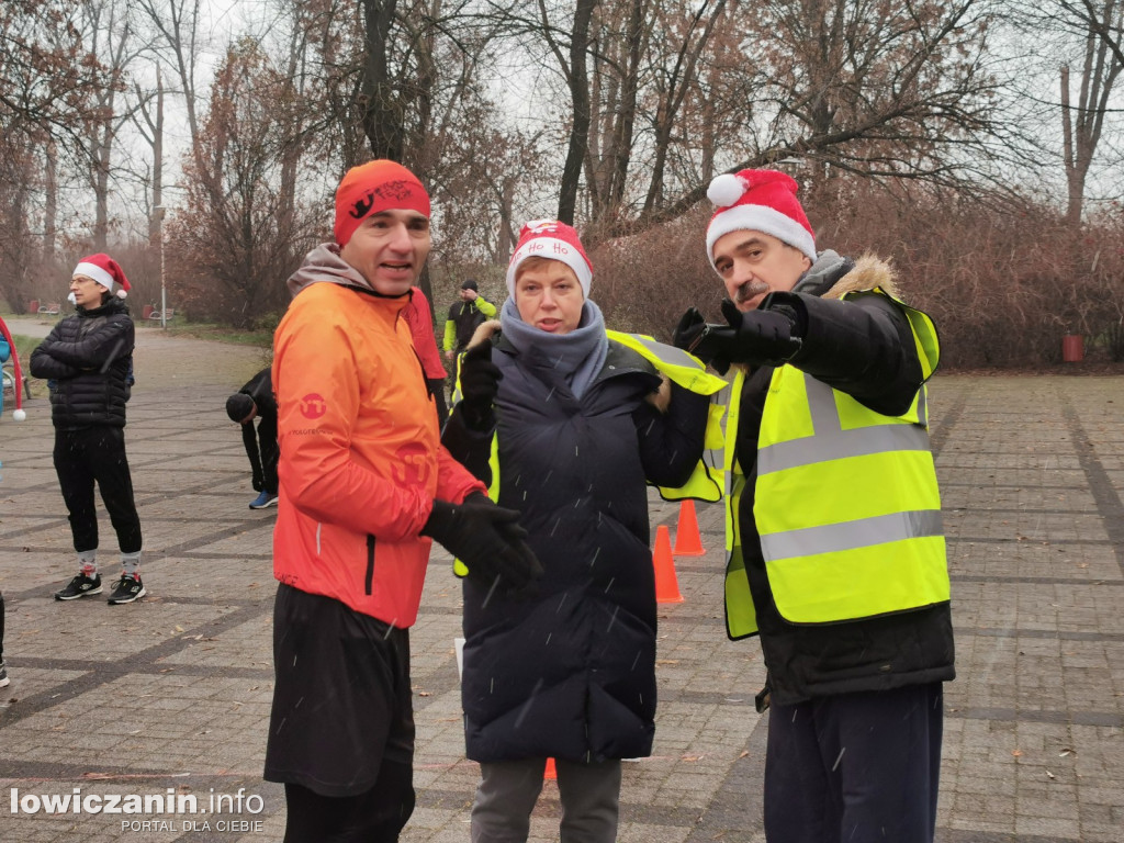 Mikołajkowy parkrun na łowickich błoniach.