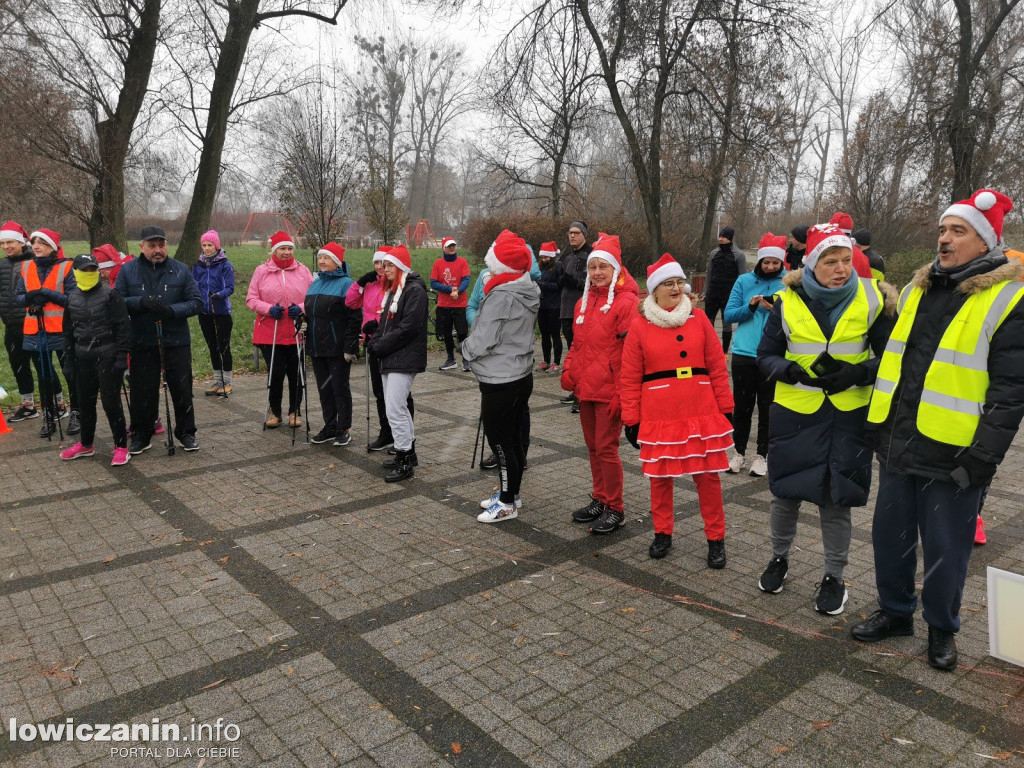 Mikołajkowy parkrun na łowickich błoniach.