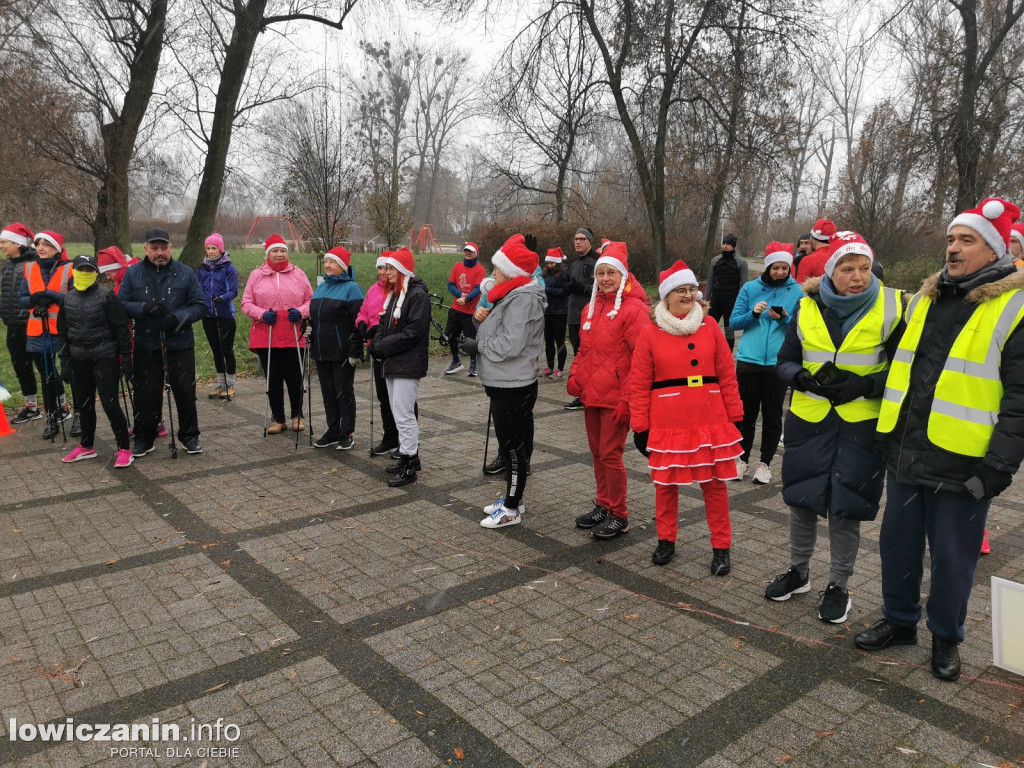 Mikołajkowy parkrun na łowickich błoniach.