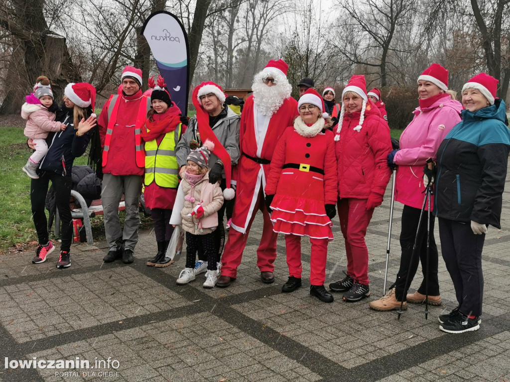 Mikołajkowy parkrun na łowickich błoniach.