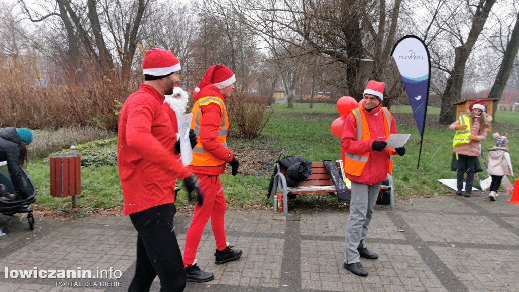 Mikołajkowy parkrun na łowickich błoniach.