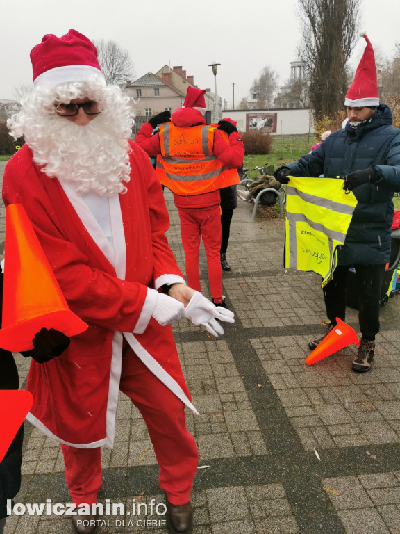 Mikołajkowy parkrun na łowickich błoniach.