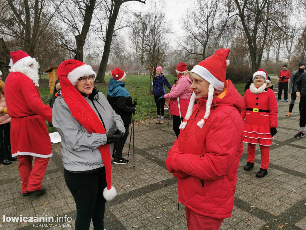 Mikołajkowy parkrun na łowickich błoniach.
