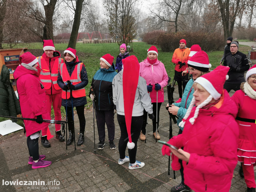 Mikołajkowy parkrun na łowickich błoniach.