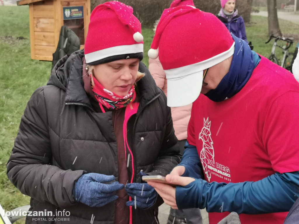 Mikołajkowy parkrun na łowickich błoniach.
