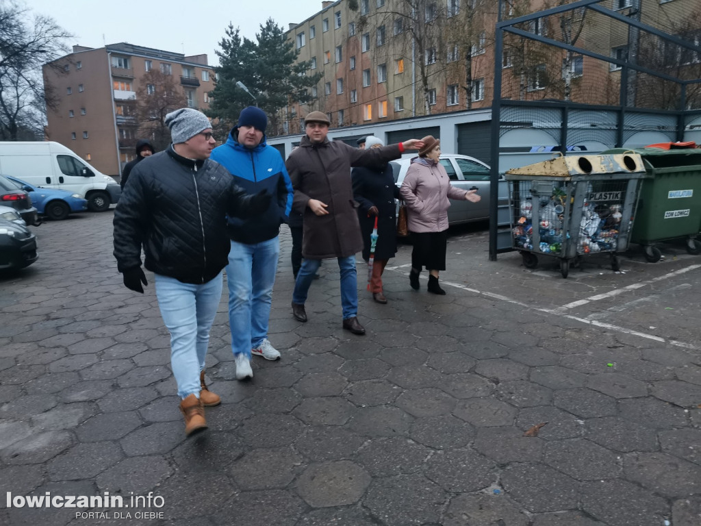 Łowicz. Spotkanie z zarządem ŁSM na os. Noakowskiego.