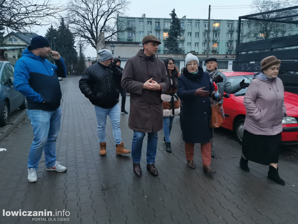 Łowicz. Spotkanie z zarządem ŁSM na os. Noakowskiego.