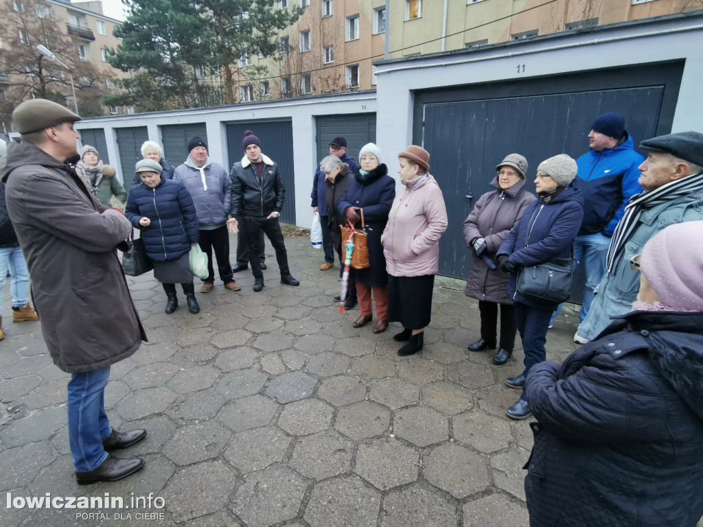 Łowicz. Spotkanie z zarządem ŁSM na os. Noakowskiego.