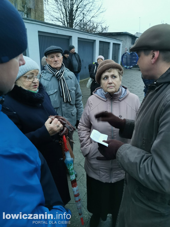 Łowicz. Spotkanie z zarządem ŁSM na os. Noakowskiego.