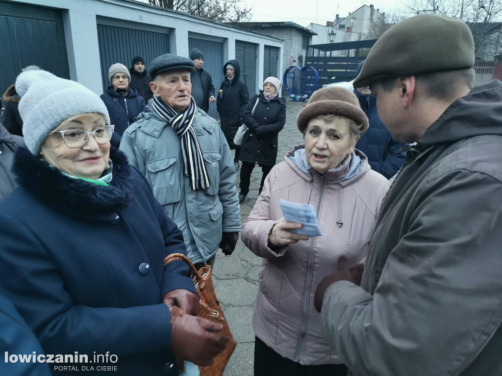 Łowicz. Spotkanie z zarządem ŁSM na os. Noakowskiego.