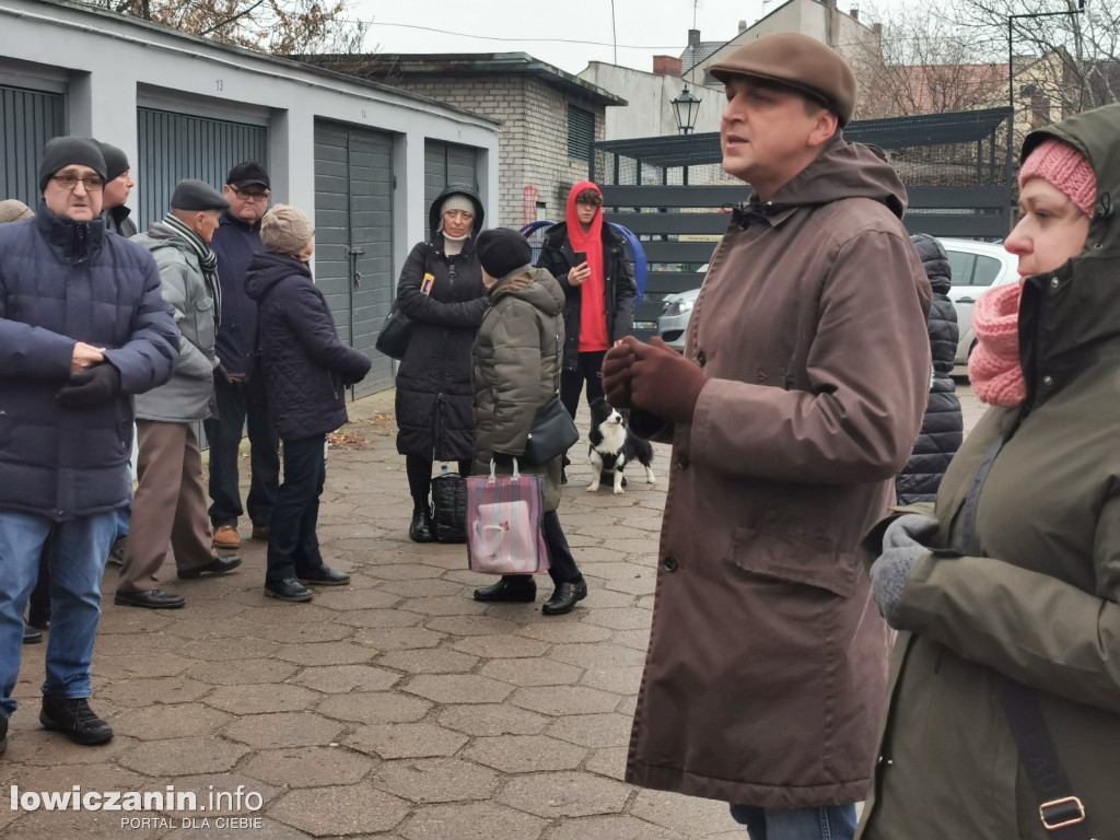 Łowicz. Spotkanie z zarządem ŁSM na os. Noakowskiego.