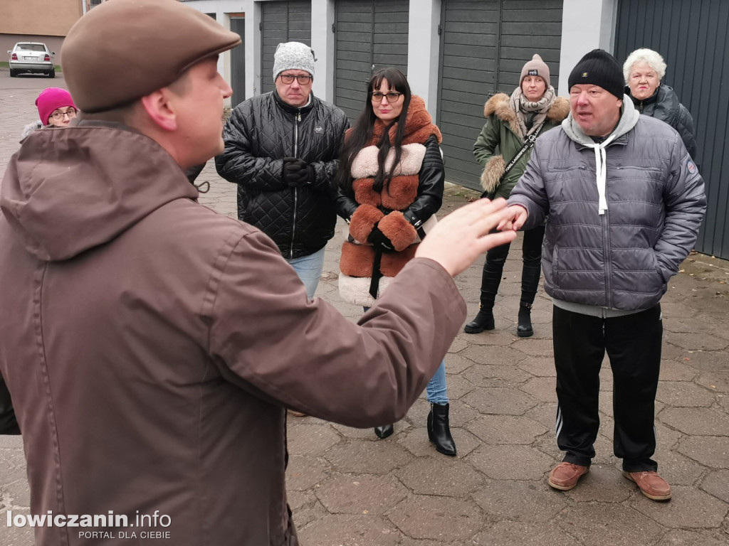 Łowicz. Spotkanie z zarządem ŁSM na os. Noakowskiego.