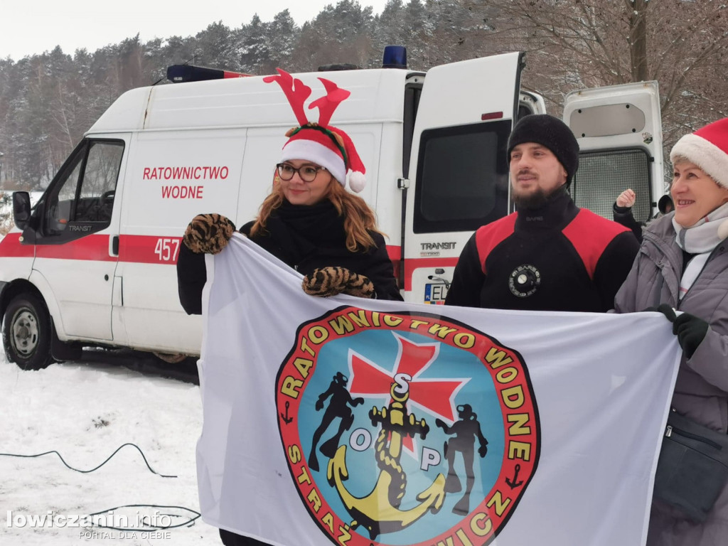 Akcja darowania życia karpiom nad jeziorem Rydwan