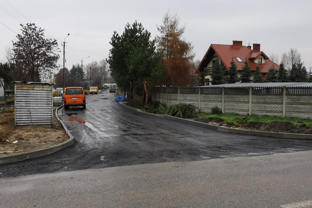 Łowicz. Prace na ul. Czajki - pierwsza warstwa nowego asfaltu